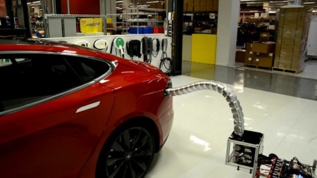 La serpiente para la recarga de Tesla Motors sale del nido