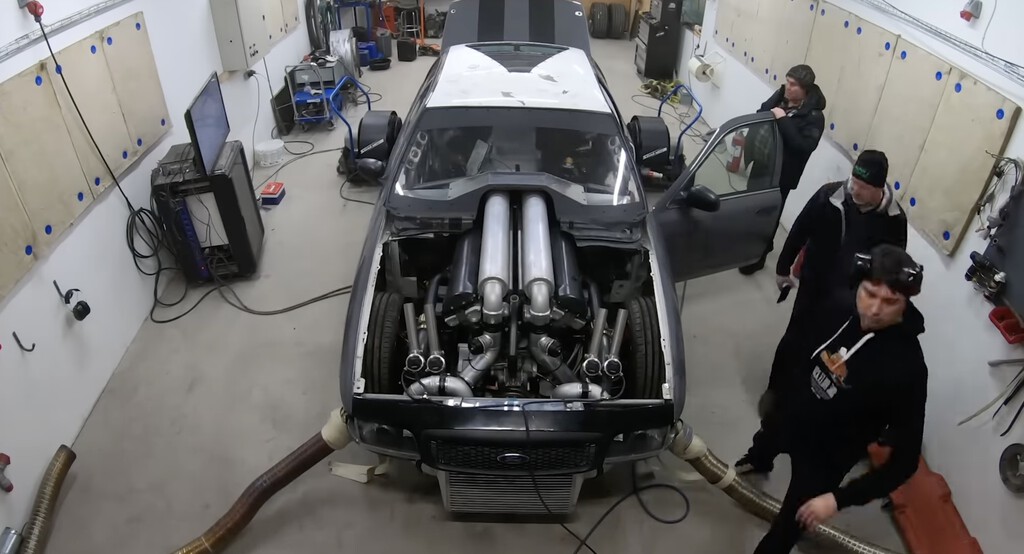 Alguien ha tenido la absurda y brillante idea de meter el motor de un tanque en un Ford. Y funciona