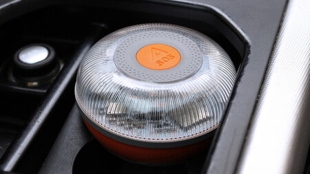 Luz V16 FlashLED SOS conectada y homologada por la DGT