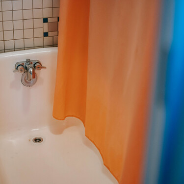 Nunca se me hubiera ocurrido reutilizar así las cortinas viejas de la ducha: ocho ideas originales para darles nueva vida