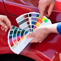 La defensa de plástico de casi cualquier coche se ve de otro color que el resto de la carrocería, y hay una explicación