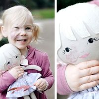 Un regalo muy especial: su madre crea una muñeca igual a ella para ayudarla a normalizar su hemangioma
