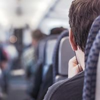 Con ayuda del piloto del avión en el que viajaban, una mujer sorprende a su pareja anunciándole que está embarazada 