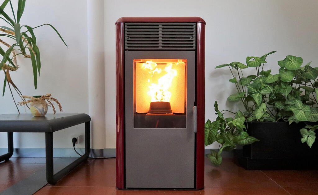 El precio de los pellets sigue disparado y ya hay días que incluso sale más barato encender la calefacción eléctrica