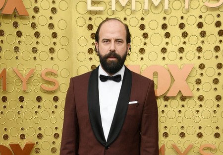 Los primeros looks de los EMMY presagian el color de moda para el smoking de otoño