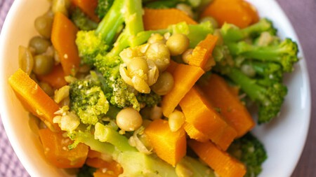 Cómo hacer verduras al vapor sin vaporera: el truco que te ahorrará tiempo, para pechugas, carne asada o pescado