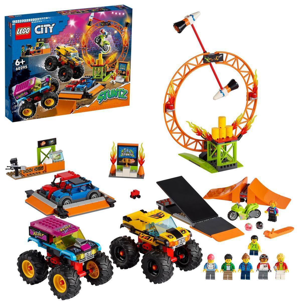 LEGO City - Espectáculo acrobático: arena - 60295, un set de 668 piezas.

Incluye 1 guía de construcción impresa e Instructions Plus, 1 moto con ruedas de inercia, 2 camiones, 2 coches con techo comprimible, 1 anillo de fuego y 7 minifiguras.

Activa la moto con rueda de inercia y dirígete a la pista, ¡también puedes lanzarla por el anillo de fuego!

¡Conduce camiones que dan volteretas hacia atrás!

¡Diviértete con LEGO City Stuntz!

Edad recomendada: +6 años.