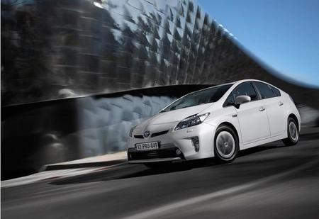 Toyota Prius Plug In Hybrid 2013 800x600 Wallpaper 06