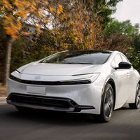 El Toyota Prius 2023 ya tiene precio en México: el híbrido más famoso se transforma
