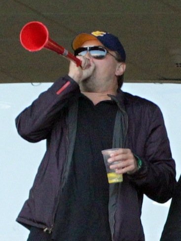 Leonardo DiCaprio, otro al que le gusta tocar la vuvuzela