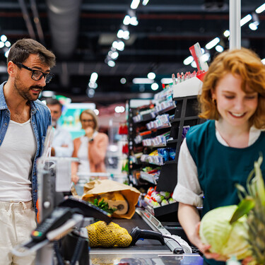 Estos supermercados holandeses tienen una cola especial para la gente que quiere charlar con la cajera 