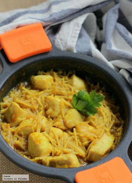 Fideos encebollados con pollo al curry. Receta