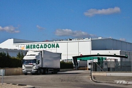 Camión saliendo de realizar un porte en Mercadona