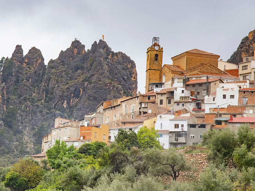 Este pueblo de Albacete, en plena Sierra de Segura, no es solo uno de los más bonitos de Castilla-La Mancha: es también una rareza ortográfica