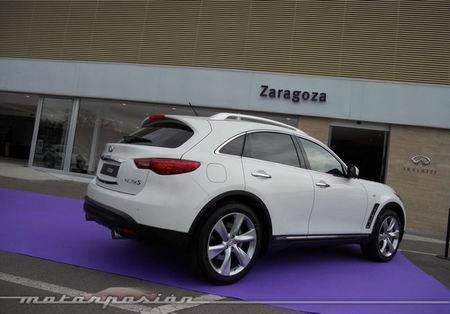 Asistimos a la inauguración del Centro Infiniti de Zaragoza y probamos el FX50 s