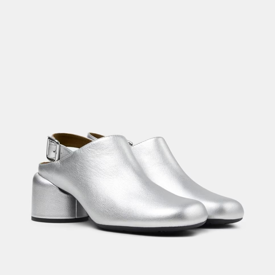 Niki Zapatos semiabiertos de piel plateada para mujer