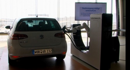 e-smartConnect: Volkswagen desarrolla su propia recarga robotizada