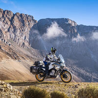 La nueva trail de CFMOTO es la primera moto china con radar trasero, tiene corazón KTM y un precio muy ajustado