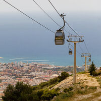 Este teleférico te sube a una Costa del Sol desconocida, con aves rapaces y 50 km de senderos