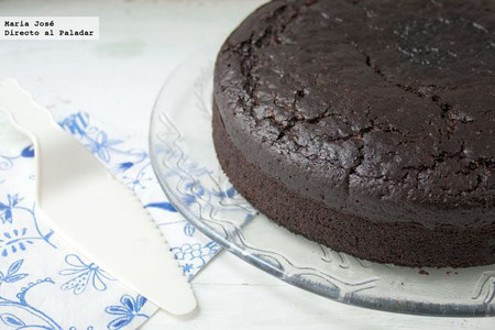 Cómo hacer bizcocho esponjoso de cacao sin huevo. Receta
