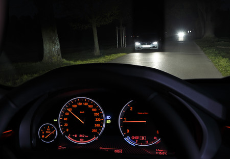 Las luces modernas alumbran mejor, pero son un riesgo para los otros conductores