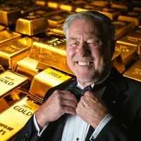 No por nada se le conoce como el "magnate del oro": tiene 82 años y ha ganado un 746% apostando por una mina que ni siquiera funciona 