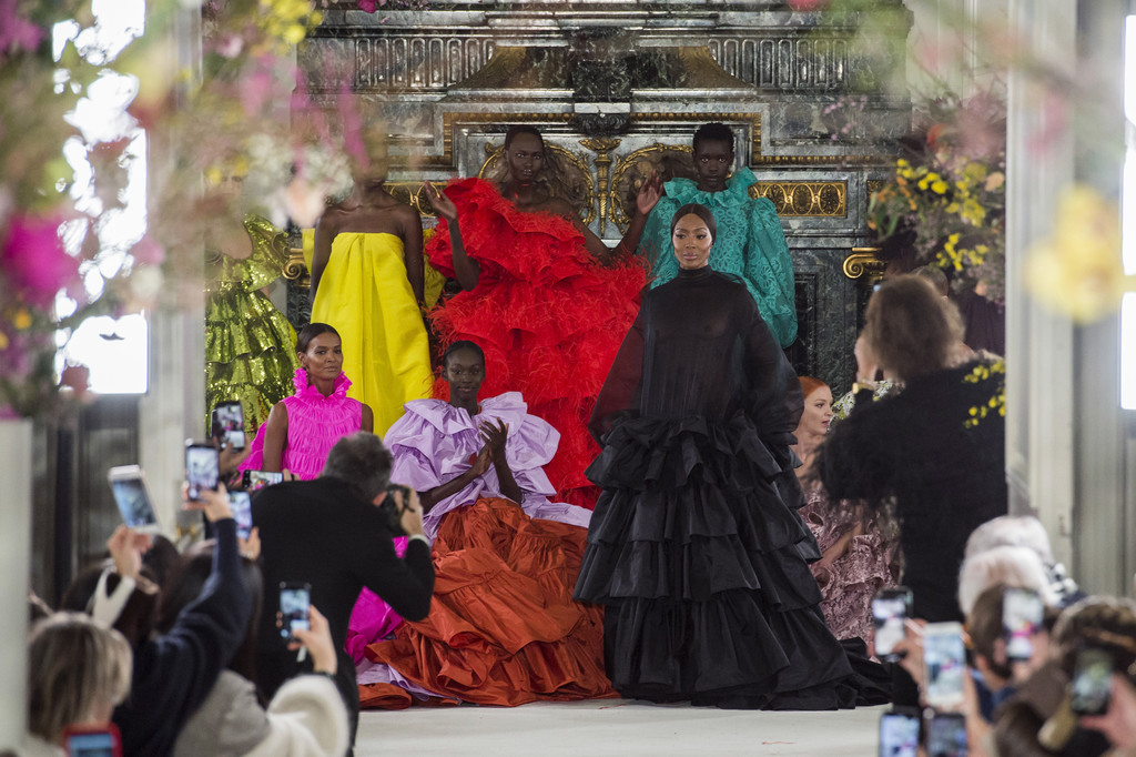 El desfile de Valentino Alta Costura Primavera-Verano 2019 hace llorar a la mismísima Naomi Campbell y no es para menos 