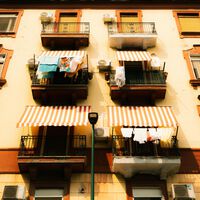 Dale sombra a tu balcón con este toldo asequible por menos de 30 euros que se monta en minutos 