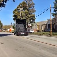 El Tesla Semi también echa humo, pero por quemar rueda en una carretera abierta al tráfico