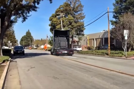 El Tesla Semi también echa humo, pero por quemar rueda en una carretera abierta al tráfico