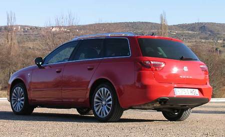 Vista 3/4 trasera del renovado Seat Exeo ST