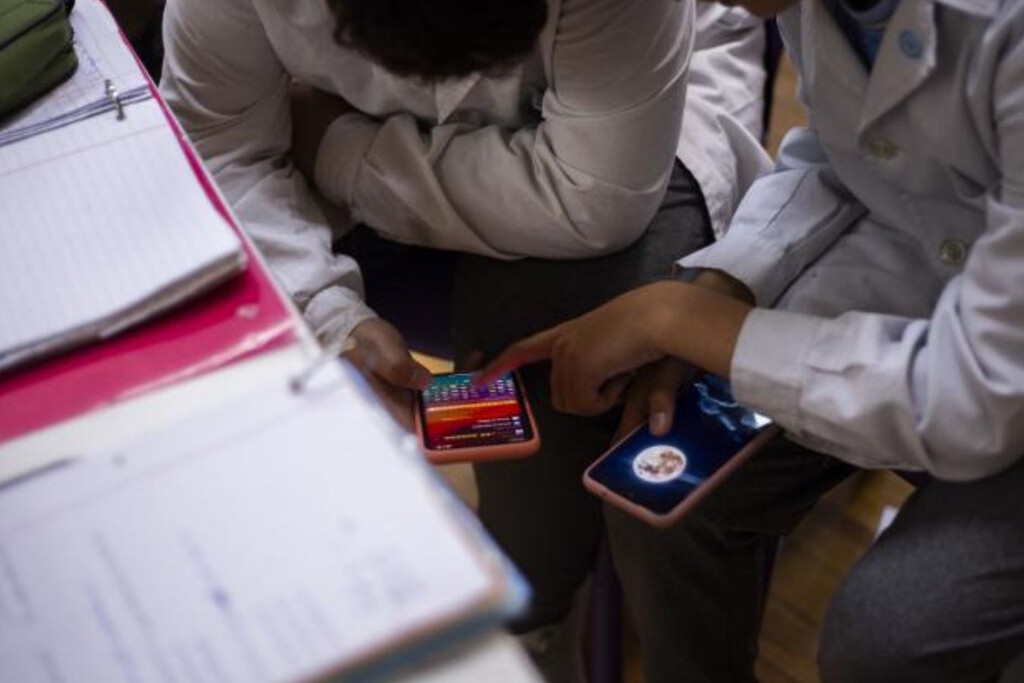 La regulación del uso de celulares en las escuelas de la Ciudad de Buenos Aires resultó para mejor: la atención de los chicos mejoró entre un 60% y 70% 