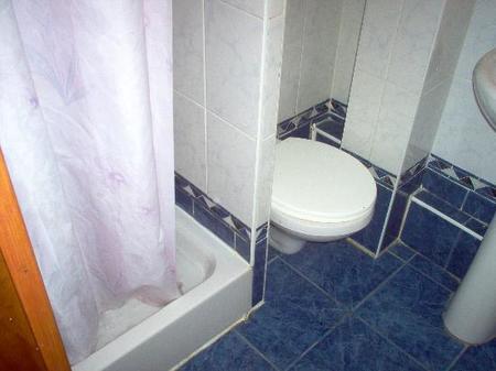 La cortina de la ducha y el sonido de un disparo