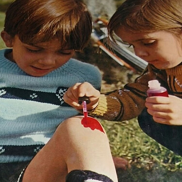 Aquel Liquido Rojo Magico Que Todos Llevabamos En Las Rodillas En Los Anos 80 Y 90 Acabo Prohibido Por El Mismo Motivo Que Lo Hizo Parte De Nuestra Cultura Popular