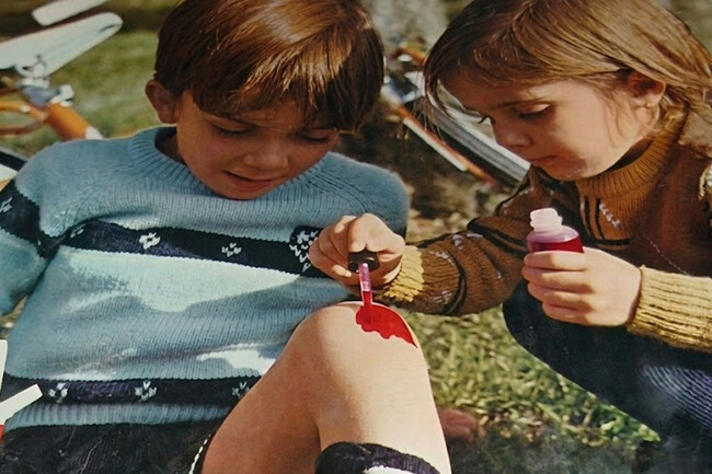 Aquel Liquido Rojo Magico Que Todos Llevabamos En Las Rodillas En Los Anos 80 Y 90 Acabo Prohibido Por El Mismo Motivo Que Lo Hizo Parte De Nuestra Cultura Popular