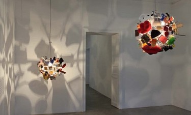 Preciosa lámpara hecha con muebles en miniatura