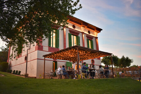 Este es el pueblo a menos de una hora de Barcelona que nos promete transportar a la Toscana mientras disfrutamos de una buena copa de vino