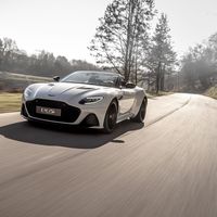 Así se sienten 340 km/h en el convertible más veloz de la historia de Aston Martin: DBS Superleggera Volante 