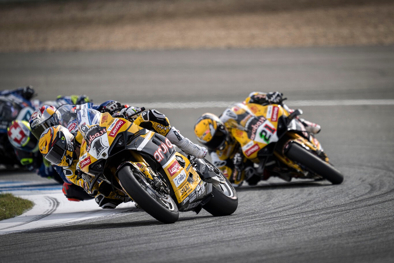 Álvaro Bautista le da el título de equipos a Ducati tras un recital de adelantamientos con Toprak Razgatlioglu