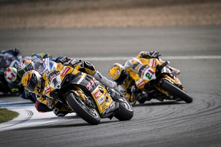 Álvaro Bautista le da el título de equipos a Ducati tras un recital de adelantamientos con Toprak Razgatlioglu