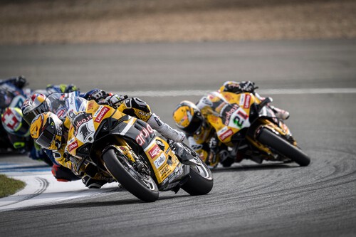 Álvaro Bautista le da el título de equipos a Ducati tras un recital de adelantamientos con Toprak Razgatlioglu