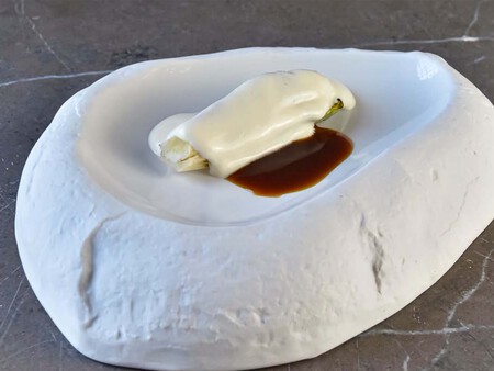 El Letugat Que Se Sirve En Castell Perelada Con La Crema Por Un Lado El Repollo Braseado Debajo Y El Jugo Del Cordero