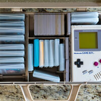 Encontró un maletín con una Game Boy y más de 30 juegos. Lo sorprendente es que estaba escondido en un mercadillo