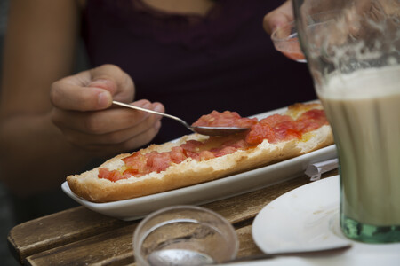 El gran debate del desayuno español: ¿poner primero el aceite o poner primero el tomate en el pan?