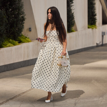 Los vestidos de lunares se llevan este verano en su versión más fresca, y estos son nuestros cinco favoritos