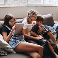 Tras analizar más de 100 estudios, estos son los consejos para que las pantallas no hagan daño a los niños, según expertos en desarrollo infantil