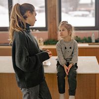 Sermonear a tus hijos no sirve para educar: por qué a los niños (ni a nadie) les gusta que los sermoneen 