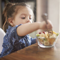 Si tu hijo lleva fruta al cole, no la compres cortada: advierten del riesgo de comprarla así en el supermercado