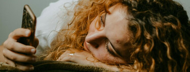La psicología dice que los adultos que miran el teléfono antes de levantarse de la cama no necesitan un detox digital, la evolución es el culpable 