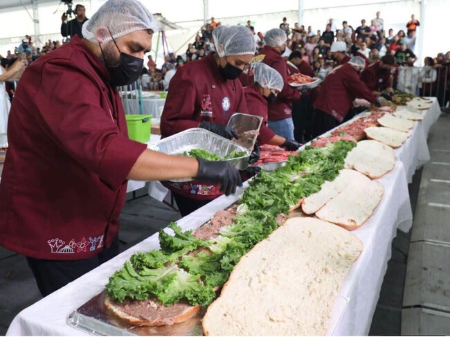 CDMX presume la torta más grande del planeta: 100 metros de largo y 1.5 toneladas de sabor